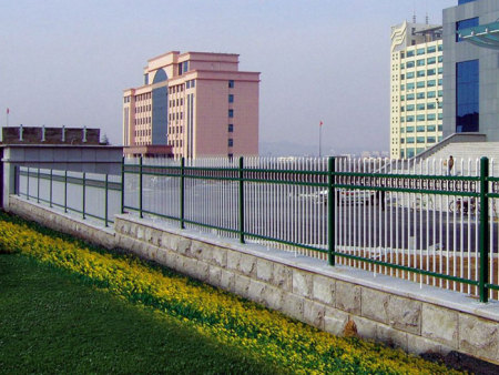 鋅(xīn)鋼護欄(lan)
